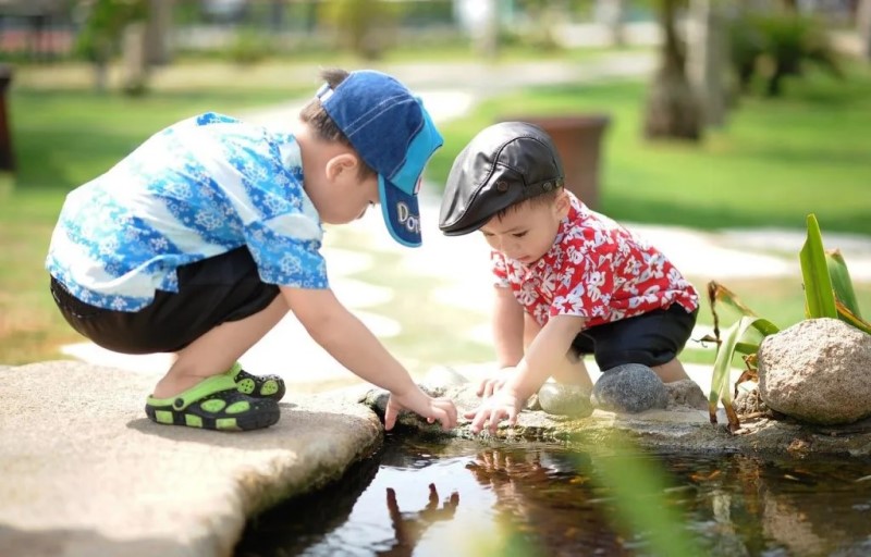 2人の男の子が水遊びをしている写真