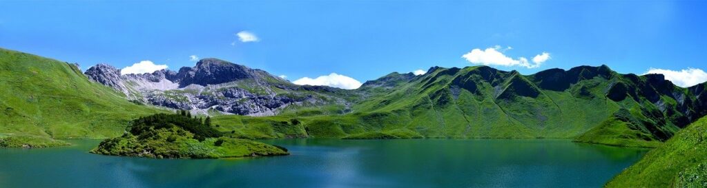 緑豊かな山々と湖が広がる大自然の写真
