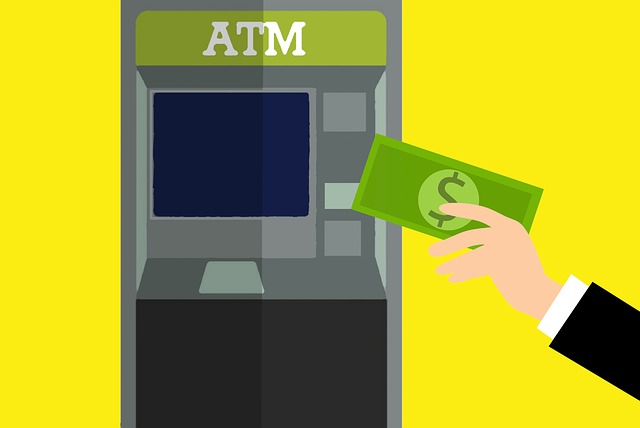 ATMにお金を入れようとしている画像
