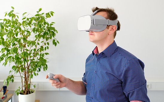 VRを楽しんでいる男性