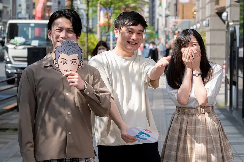 2名の男性、1名の女性エンジニアが楽しそうに歩いている