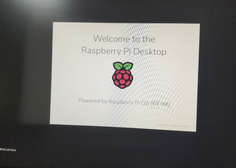 ディスプレイに「Welcome to the Raspberry Pi Desktop」が表示されたところ