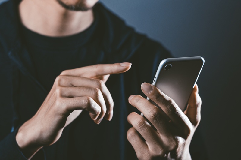 スマートフォンを操作する男性